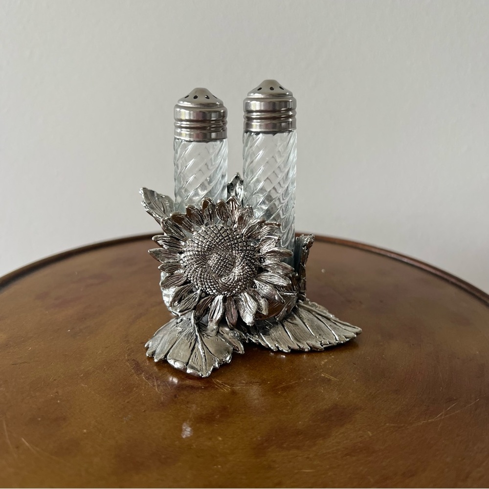 Arthur Court Salt & Pepper shakers and holder. Silver. Sunflower design. 2007 - Picture 3 of 6